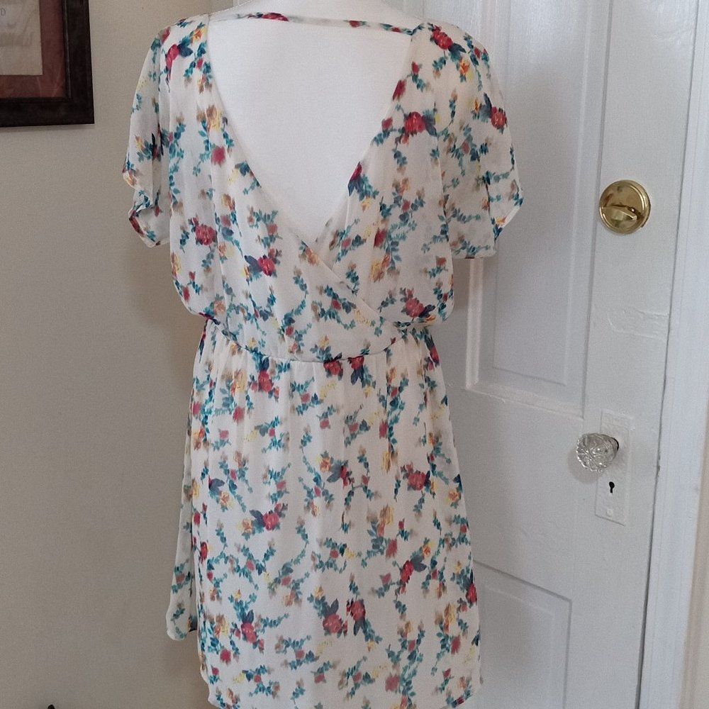 Women's Lovely Short Sleeve Wrap Detail Floral Mini Dress with Lining (Size M) - Picture 2 of 8